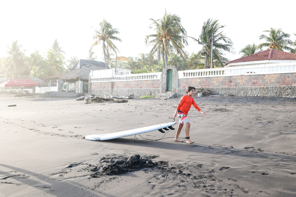 surfing lessons in el tunco el salvador