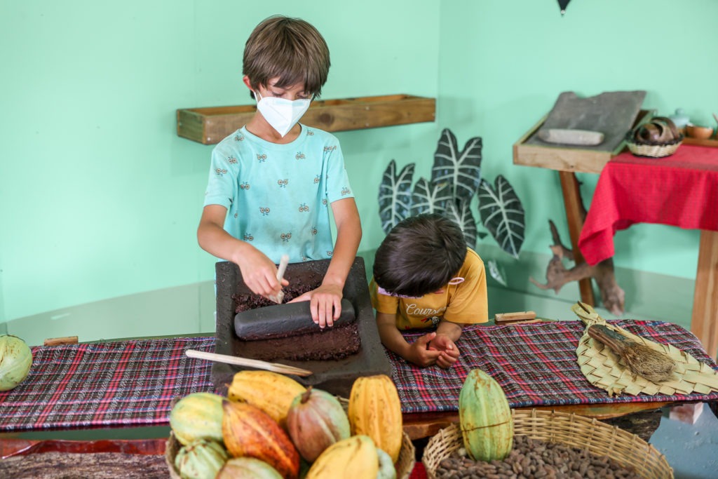 Chocolate making class in Belize with kids