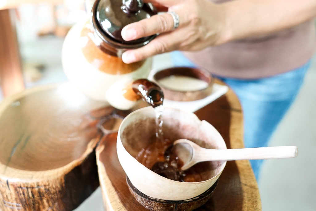 Chocolate making class in Belize with kids